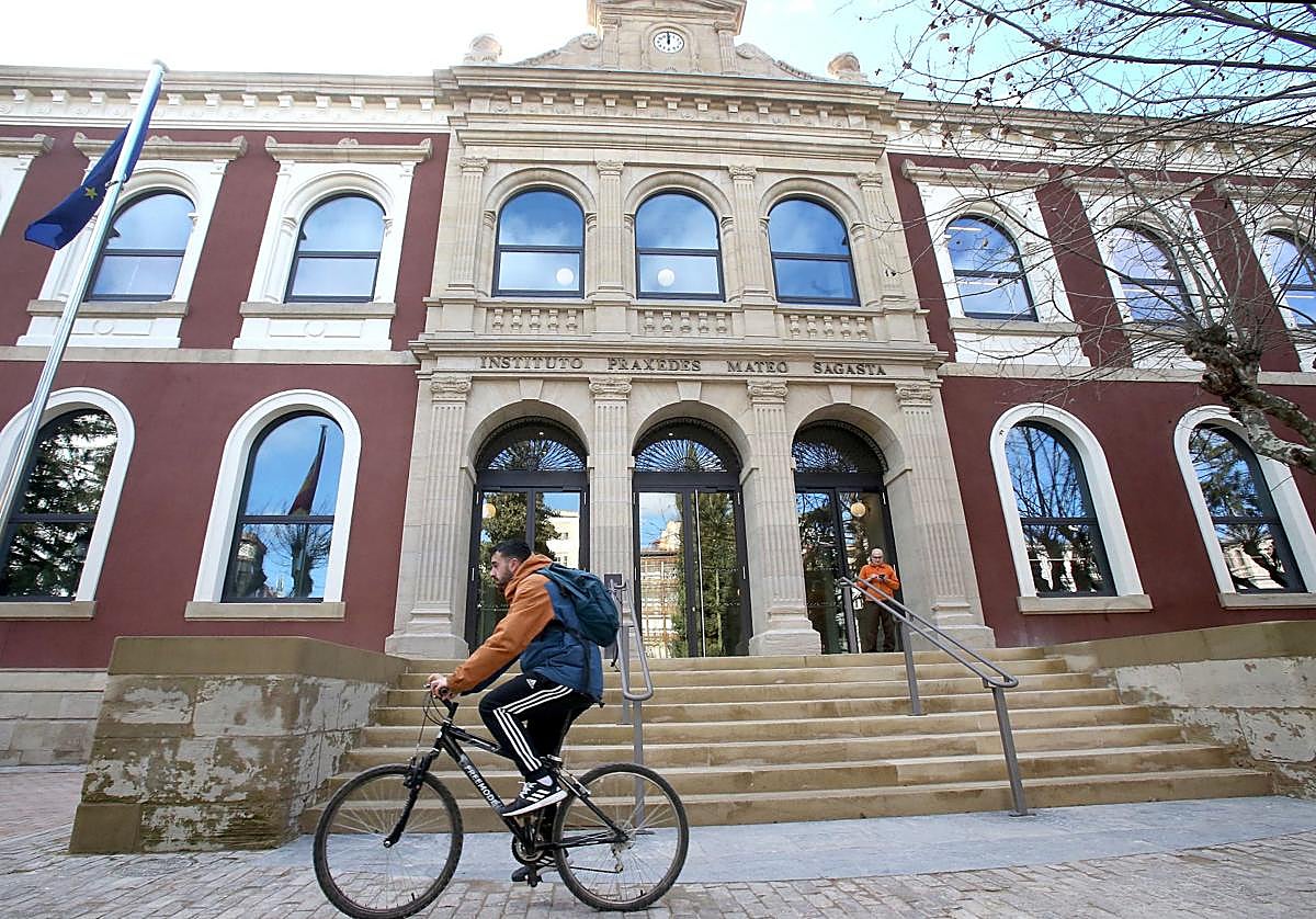 Fachada principal del IES Sagasta