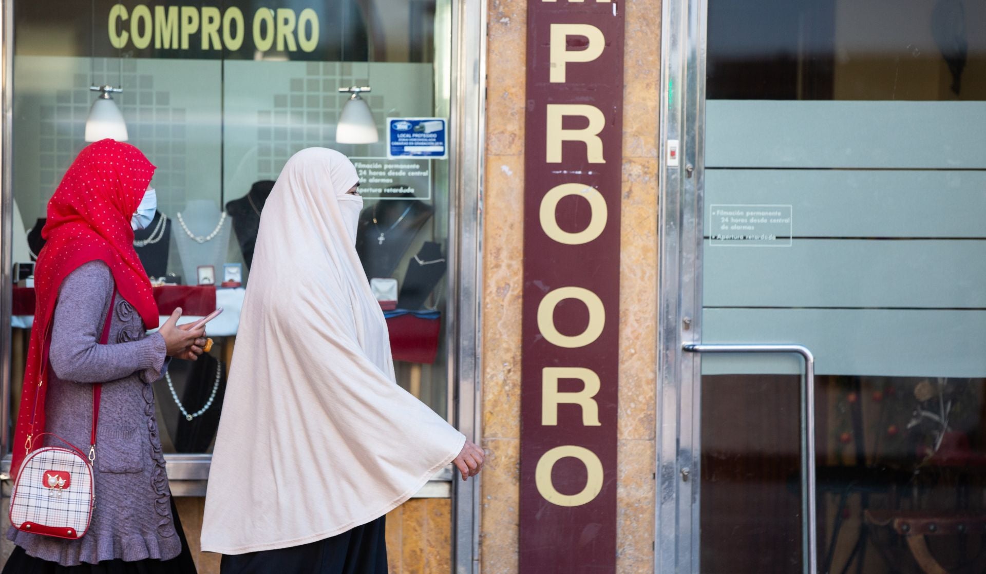 Dos mujeres musulmanas, una con hiyab y otra con niqab, en Logroño