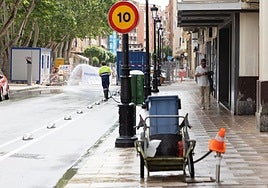 Baldeo de calles por parte de los servicios de limpieza del Ayuntamiento de Logroño.