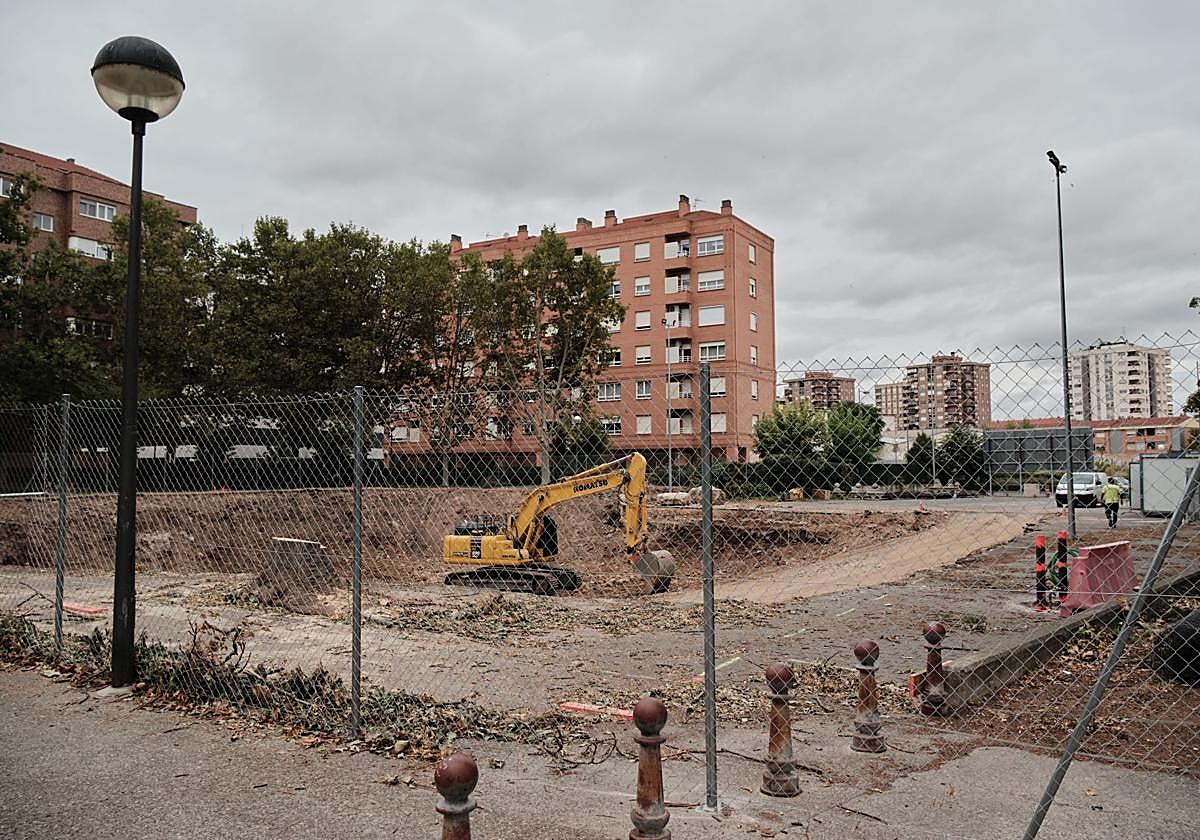 Maquinaria de obra en la parcela entre Garcilaso de la Vega y Piqueras, ayer viernes.