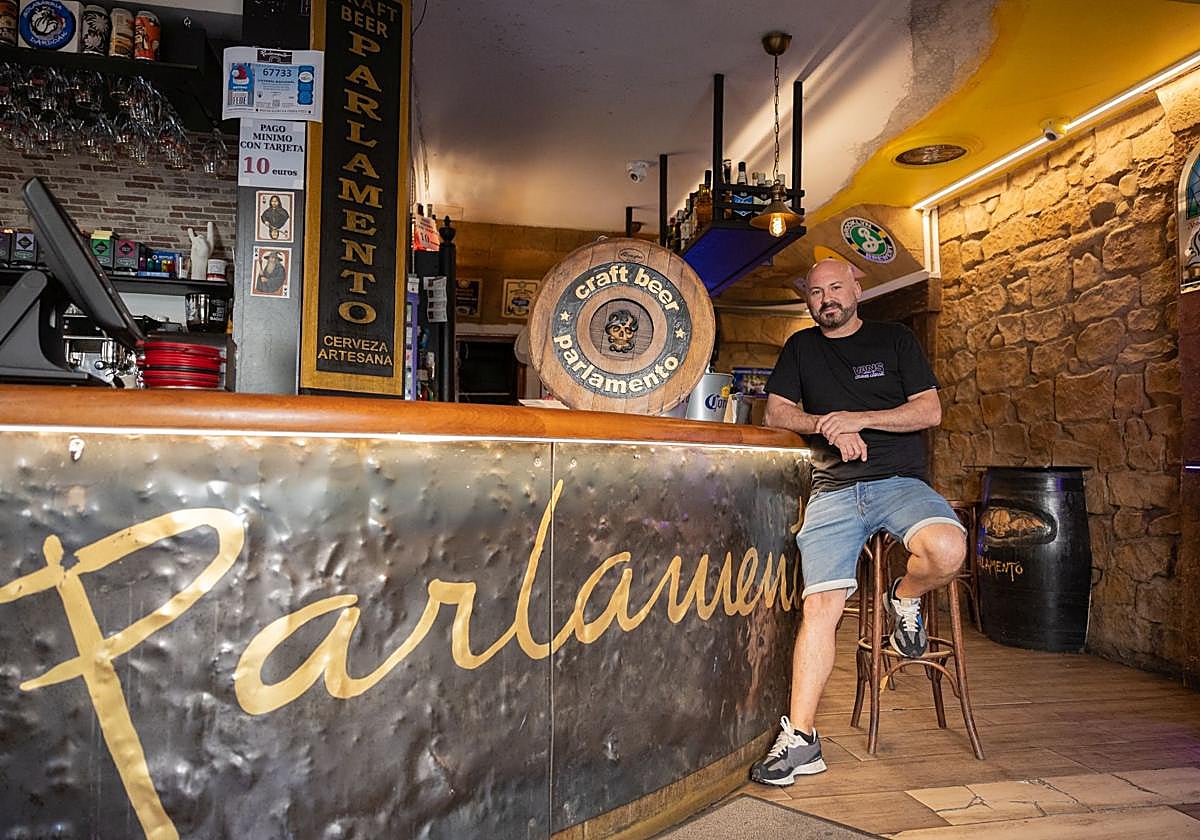 Miguel Díaz de Greñu, junto a la barra del bar Parlamento en Logroño.