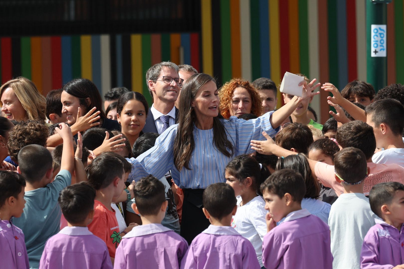La Reina, como una profesora más en Rincón de Soto