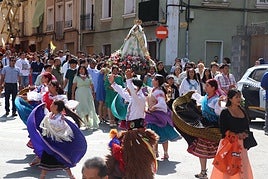 Los grupos de música y de danzas tradicionales ecuatorianas llenaron de ánimo y color la procesión por las calles alfareñas.