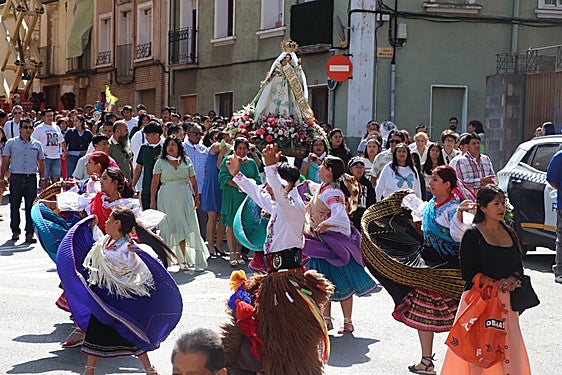 Los grupos de música y de danzas tradicionales ecuatorianas llenaron de ánimo y color la procesión por las calles alfareñas.