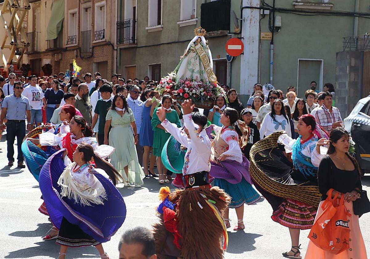Los grupos de música y de danzas tradicionales ecuatorianas llenaron de ánimo y color la procesión por las calles alfareñas.