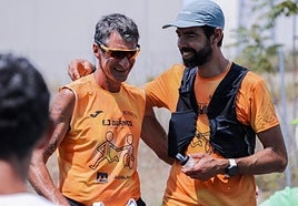 Fernando Magaldi sonríe junto a su amigo Fidel Fernández, que le acompaña en esta aventura.