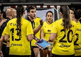 Luismi Ascorbe da instrucciones a sus jugadoras durante un tiempo muerto.