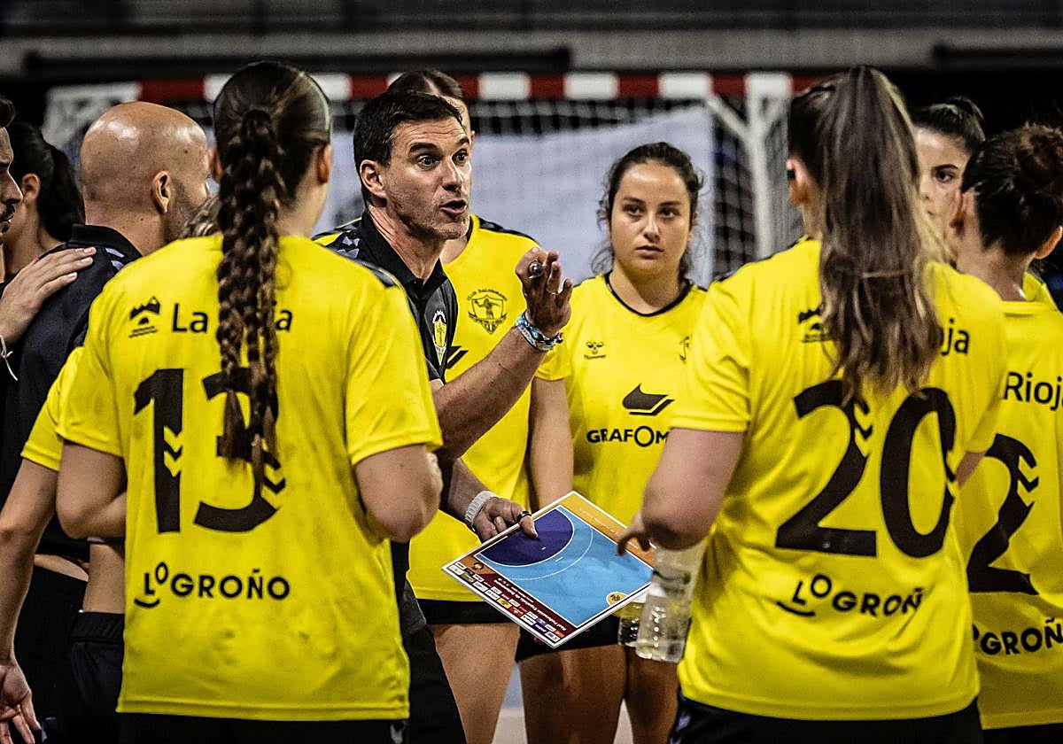Luismi Ascorbe da instrucciones a sus jugadoras durante un tiempo muerto.