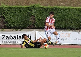 Unai Ayensa avanza con el balón en el choque de ayer.