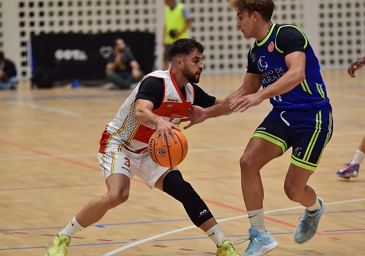 Montero intenta zafarse de un rival.