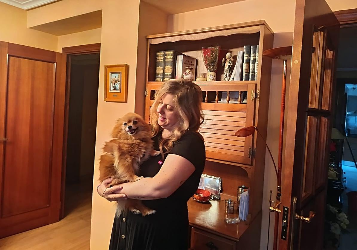 María Fernández Peciña posa con Cleo, su perra de 8 años adoptada en Animales Rioja.