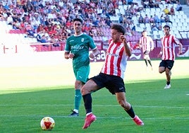 Berto intenta alcanzar el balón.