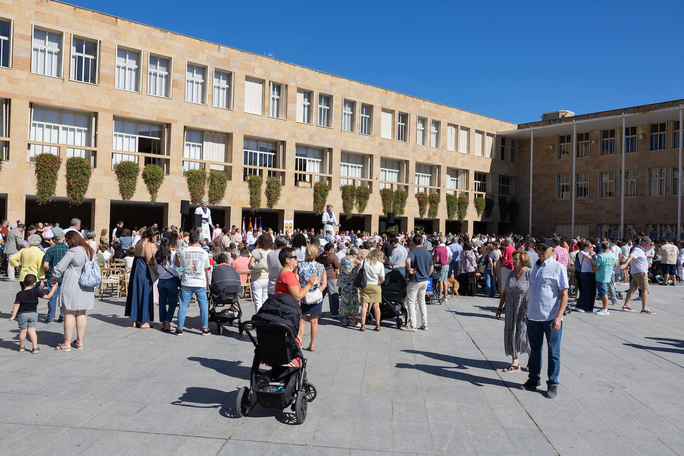 Las imágenes de la imposición de los pañuelos de San Mateo a los bebés