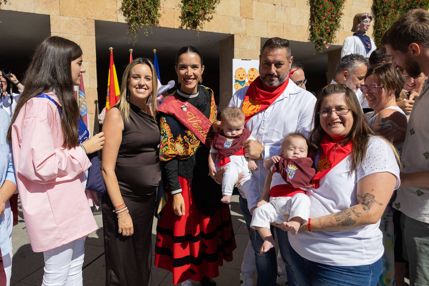 Las imágenes de la imposición de los pañuelos de San Mateo a los bebés