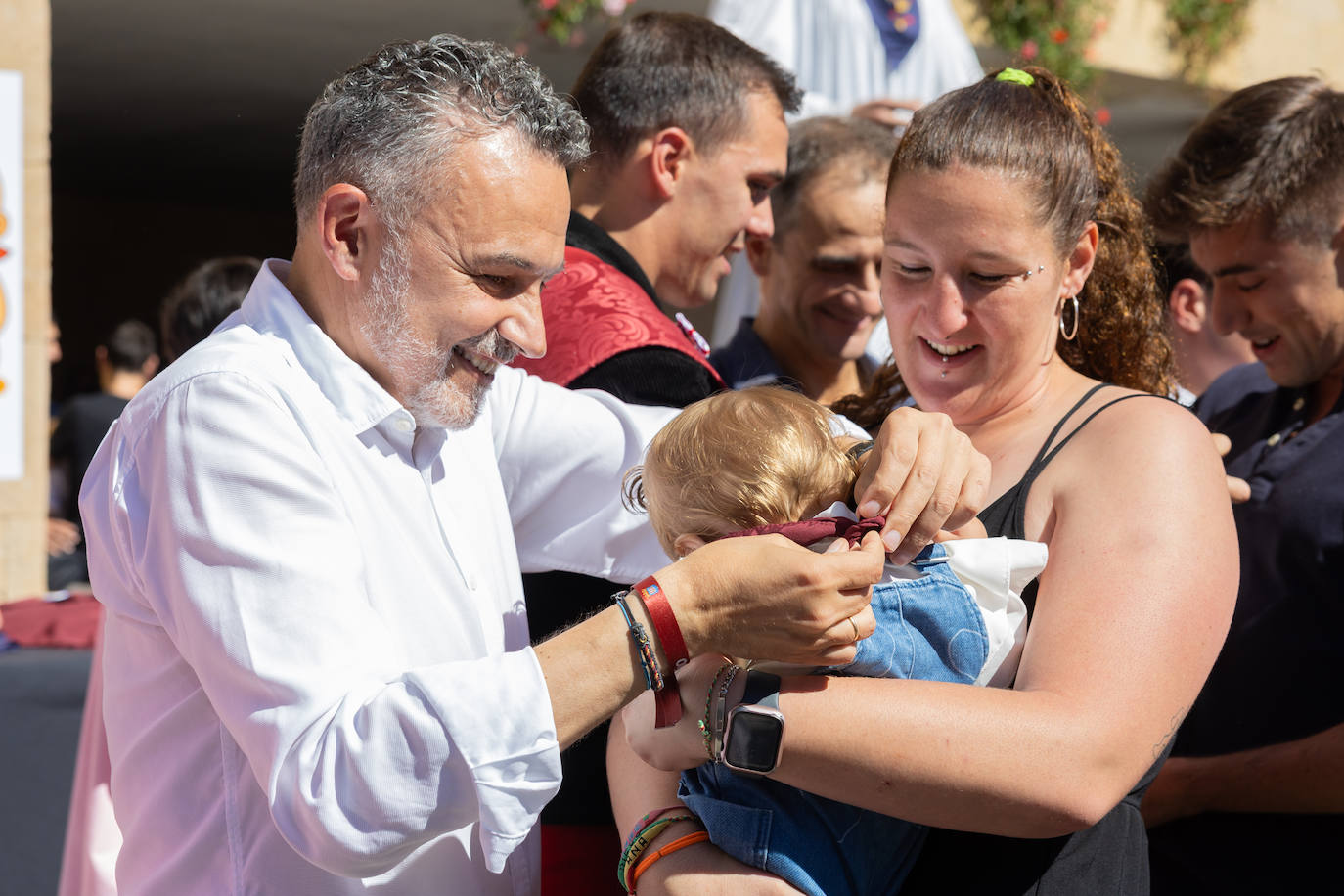 Las imágenes de la imposición de los pañuelos de San Mateo a los bebés