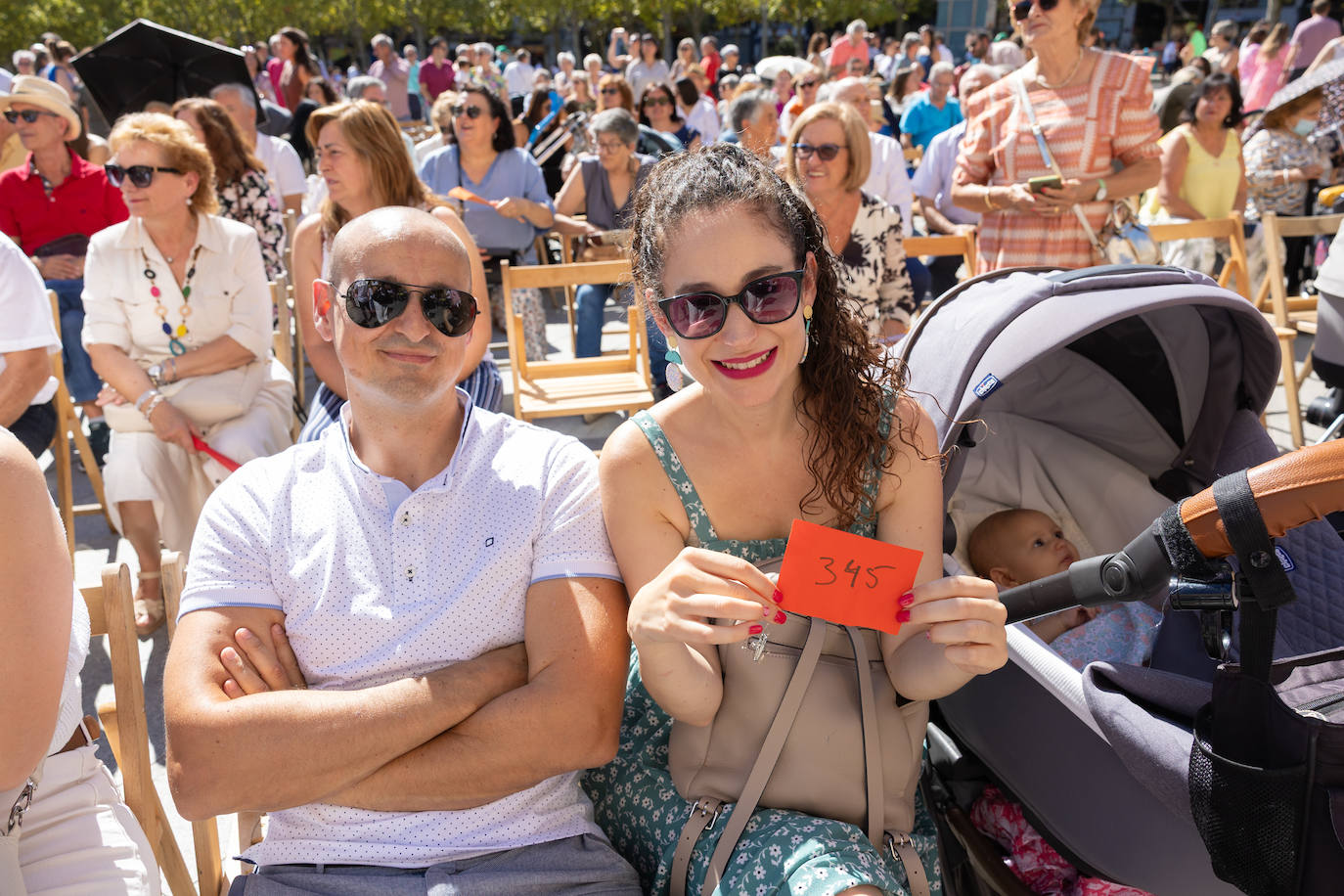 Las imágenes de la imposición de los pañuelos de San Mateo a los bebés