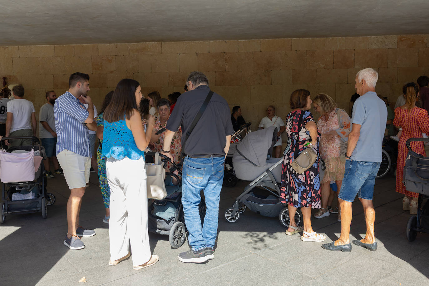 Las imágenes de la imposición de los pañuelos de San Mateo a los bebés