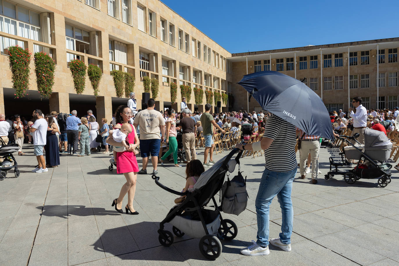 Las imágenes de la imposición de los pañuelos de San Mateo a los bebés