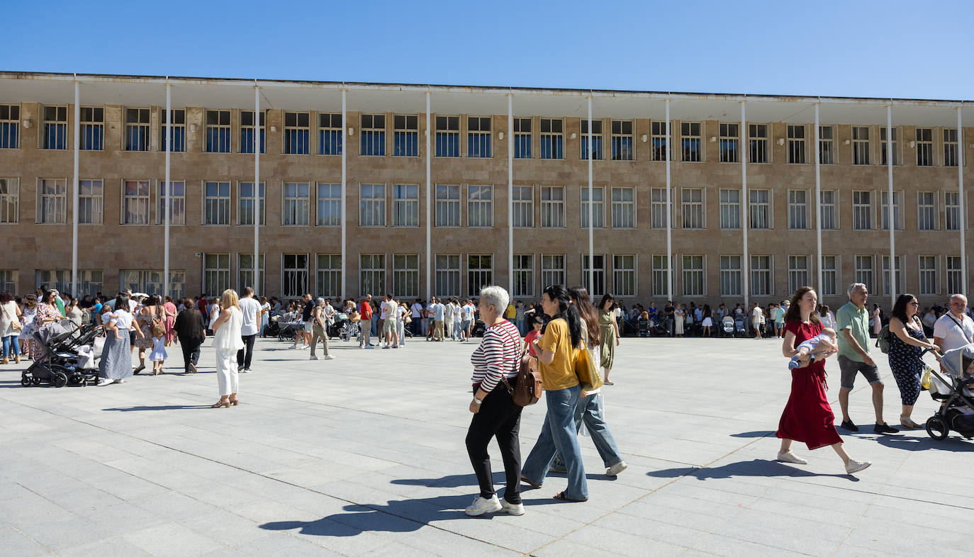 Las imágenes de la imposición de los pañuelos de San Mateo a los bebés