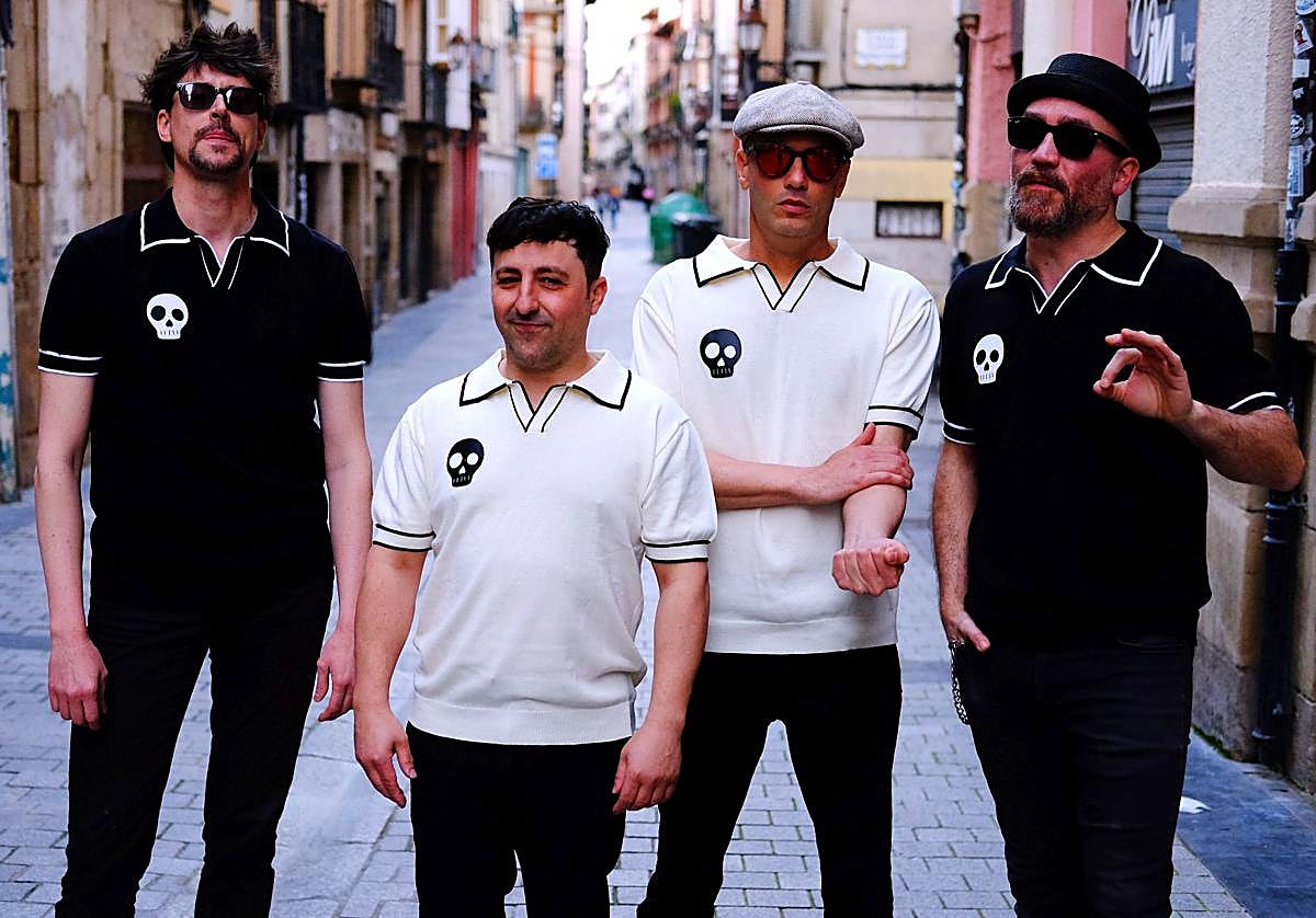 Miguel Aguas, Santi Encalado, Pablo Magariños y Alfredo Lázaro, miembros de Mutagénicos, posan en la puerta del bar Stereo.