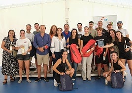 Foto de familia de todos los ganadores del torneo con los premios obtenidos, en compañía de Quique Martínez-Armas (TVR) y Laura Rivas (Ayuntamiento de Logroño).