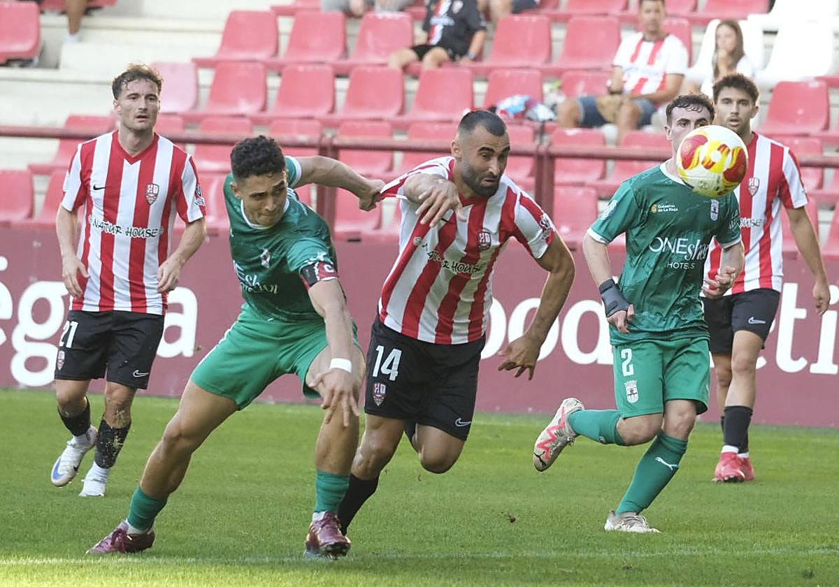 Andrei Lupu intenta hacerse con el balón en pugna con Ochoa.