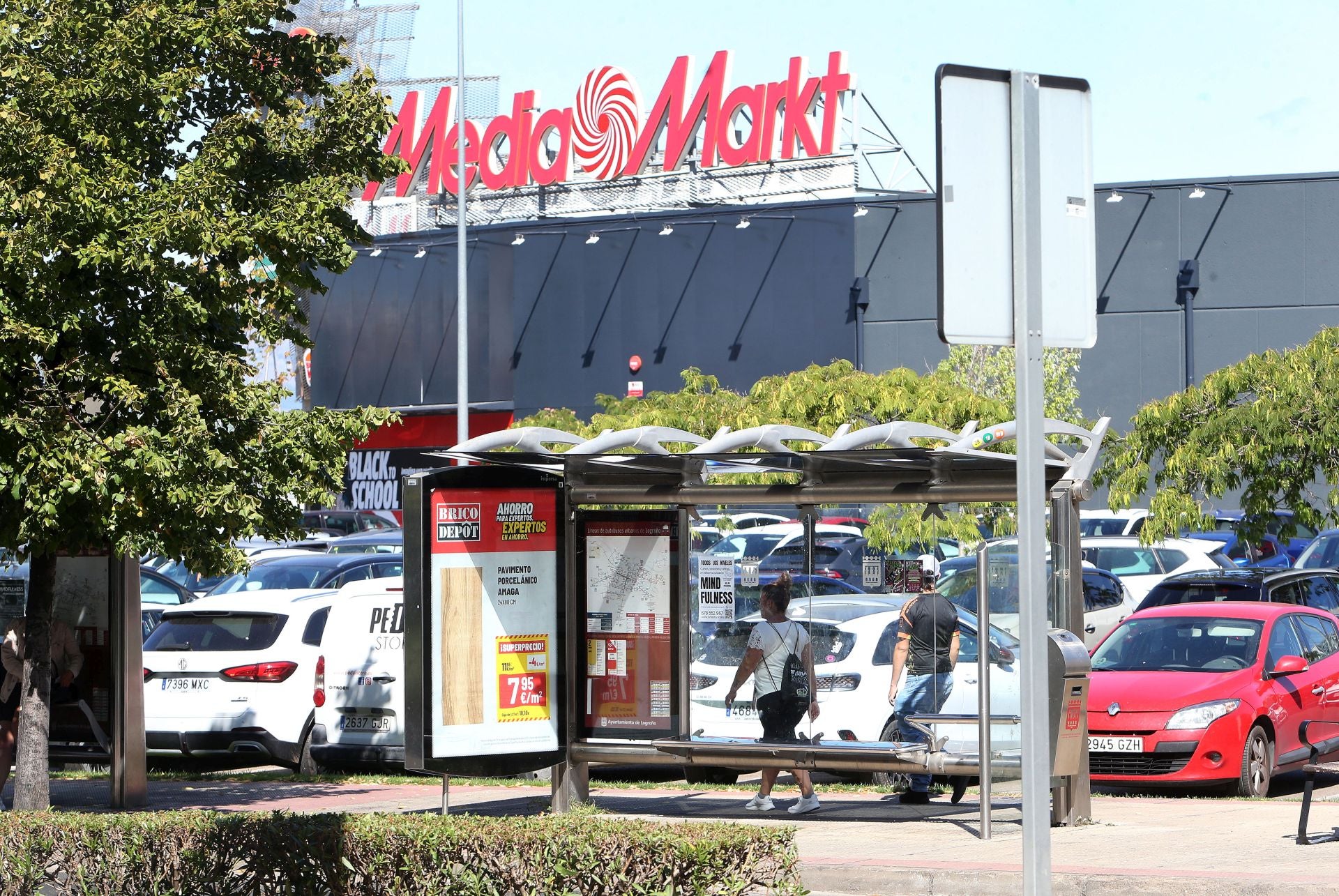 Parada de autobús de la avenida de Zaragoza donde tuvieron lugar los hechos una tarde-noche de principios del pasado agosto.