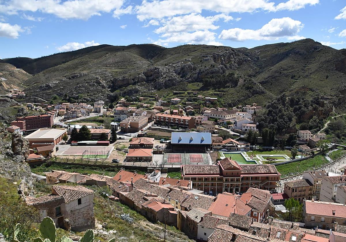 Vista del Ayuntamiento, la zona escolar y deportiva y las piscinas de Cervera del Río Alhama, en una imagen de archivo.