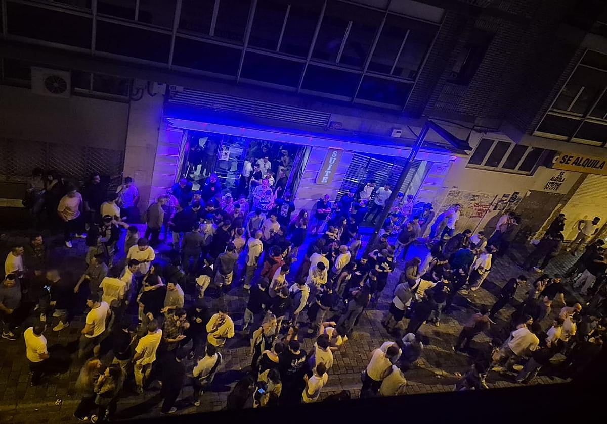 Aspecto de la calle el pasado sábado a las cinco de la mañana.