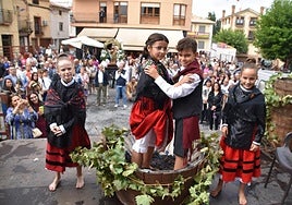 Pisado de uva en las fiestas del año pasado en Rincón de Olivedo.