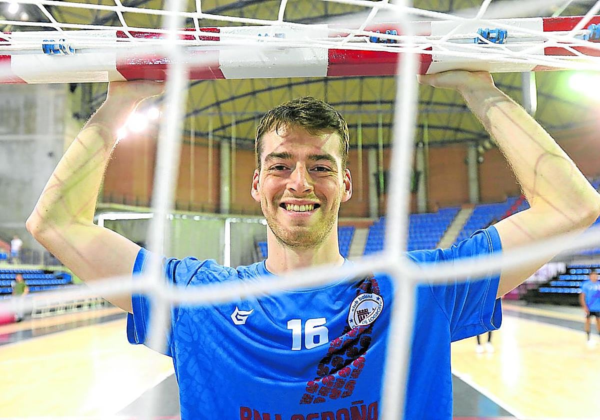 Marcos Cancio sonríe detrás de la portería del Ciudad de Logroño.