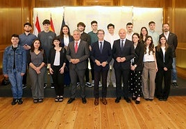 Gonzalo Capellán, José Luis Pérez Pastor y Rodrigo Teijeiro junto a los quince jóvenes que forman parte del programa.