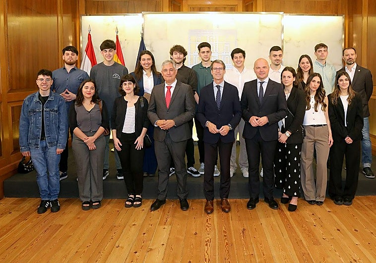 Gonzalo Capellán, José Luis Pérez Pastor y Rodrigo Teijeiro junto a los quince jóvenes que forman parte del programa.
