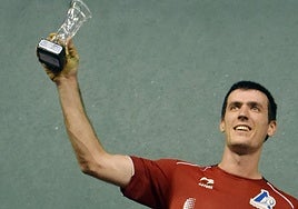 Beñat Rezusta levanta el trofeo de ganador en San Mateo del año 2019.