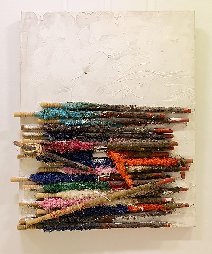 Imagen secundaria 2 - 'Soy leyenda' de Miguel Soro, premiada en el XXIII Certamen de la peña 'El Quite' (arriba), De la Iglesia junto a su lienzo de los toreros borrachos y obra con banderillas taurinas.