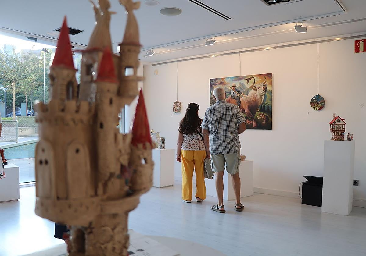 La muestra conjuga la cerámica de Sergeeva y la pintura de Papidze.