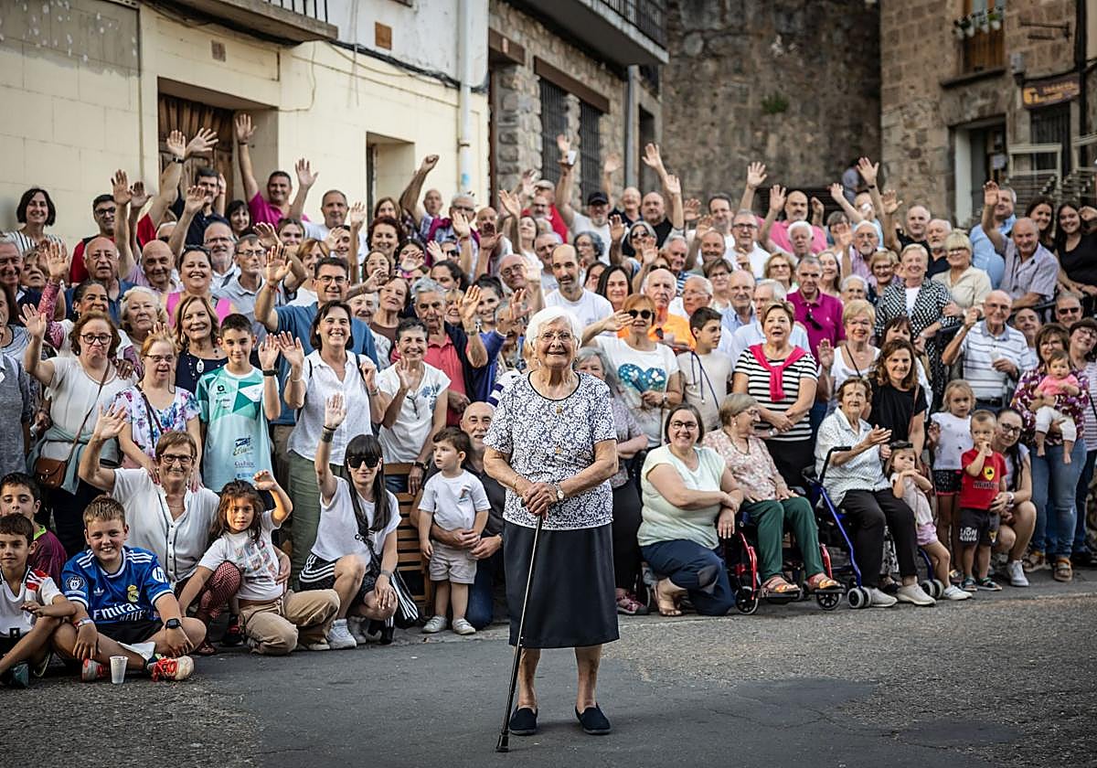 Francisca Castañares Ibáñez celebra su 107 en Torrecilla en Cameros este miércoles junto a sus vecinos.