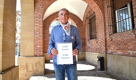 Jesús Castiella, en los porches del Ayuntamiento de Calahorra, después de la concentración de SOS Hospital Calahorra del pasado miércoles.