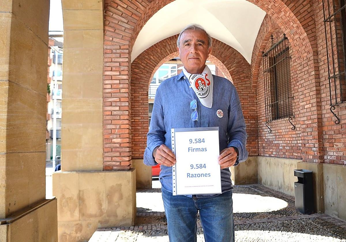 Jesús Castiella, en los porches del Ayuntamiento de Calahorra, después de la concentración de SOS Hospital Calahorra del pasado miércoles.