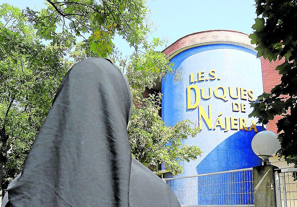 La alumna calagurritana posa con el velo puesto delante del IES Duques de Nájera.