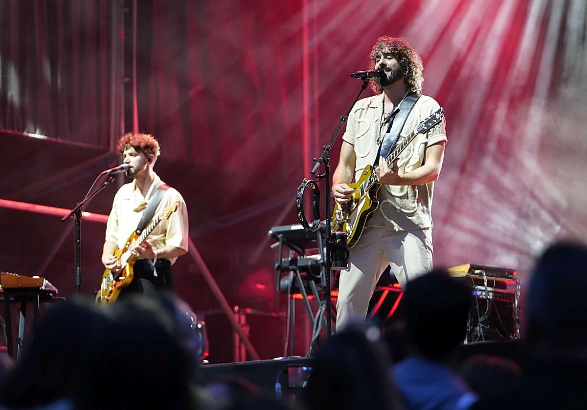 Mikel Izal sobre el escenario.