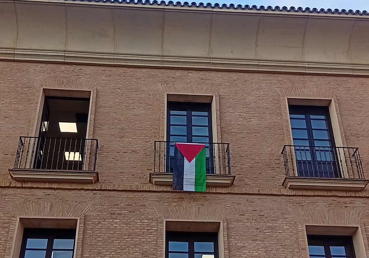 La bandera de Palestina en el balcón del grupo socialista.