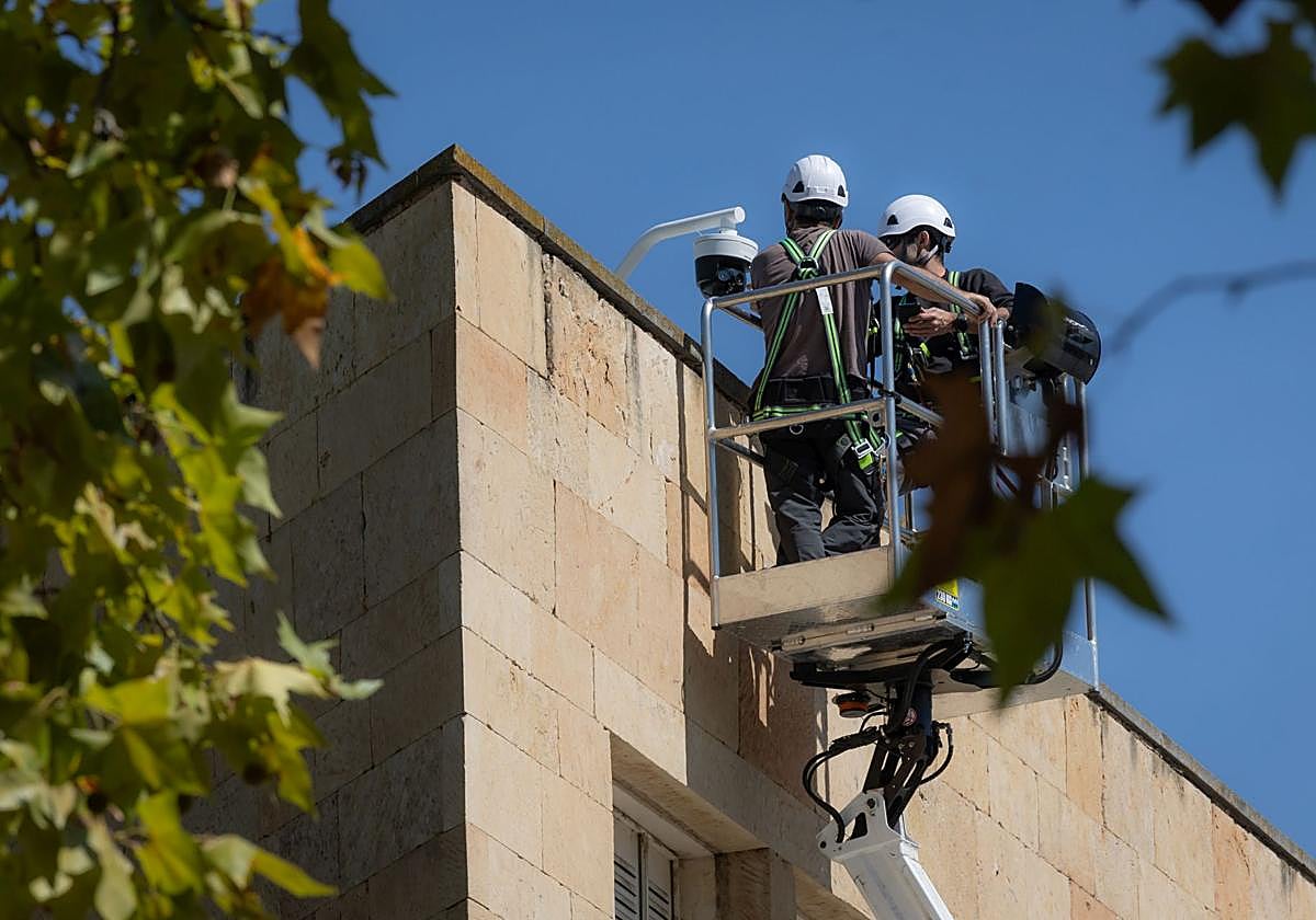 Instalación de la videovigilancia en lo alto del Ayuntamiento de Logroño con vistas a la plaza.