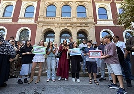 Eman Akram (centro) durante la concentración de este jueves.