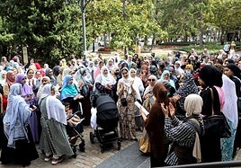 Eman Akram, acompañada por sus compañeras, durante la concentración