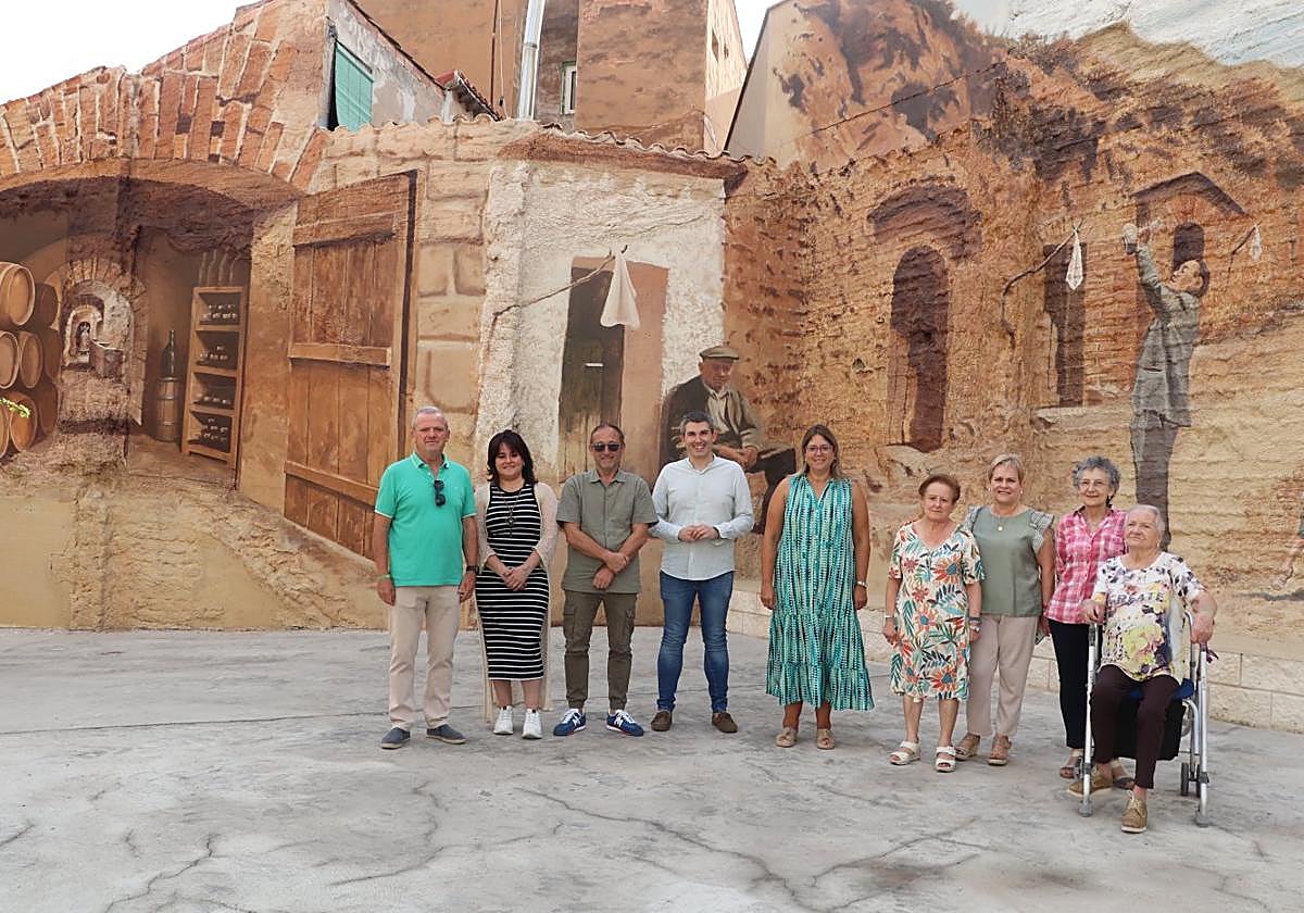 Representantes del grupo de gobierno, ayer con vecinos y con el autor de la gigantografía.