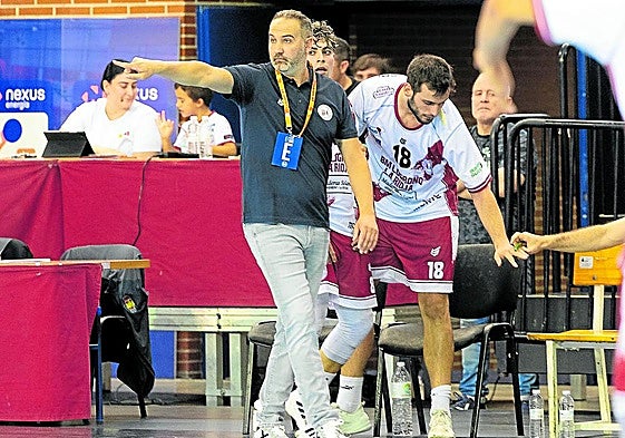 Miguel Ángel Velasco dirige a su equipo durante la victoria frente al Guadalajara el fin de semana pasado.