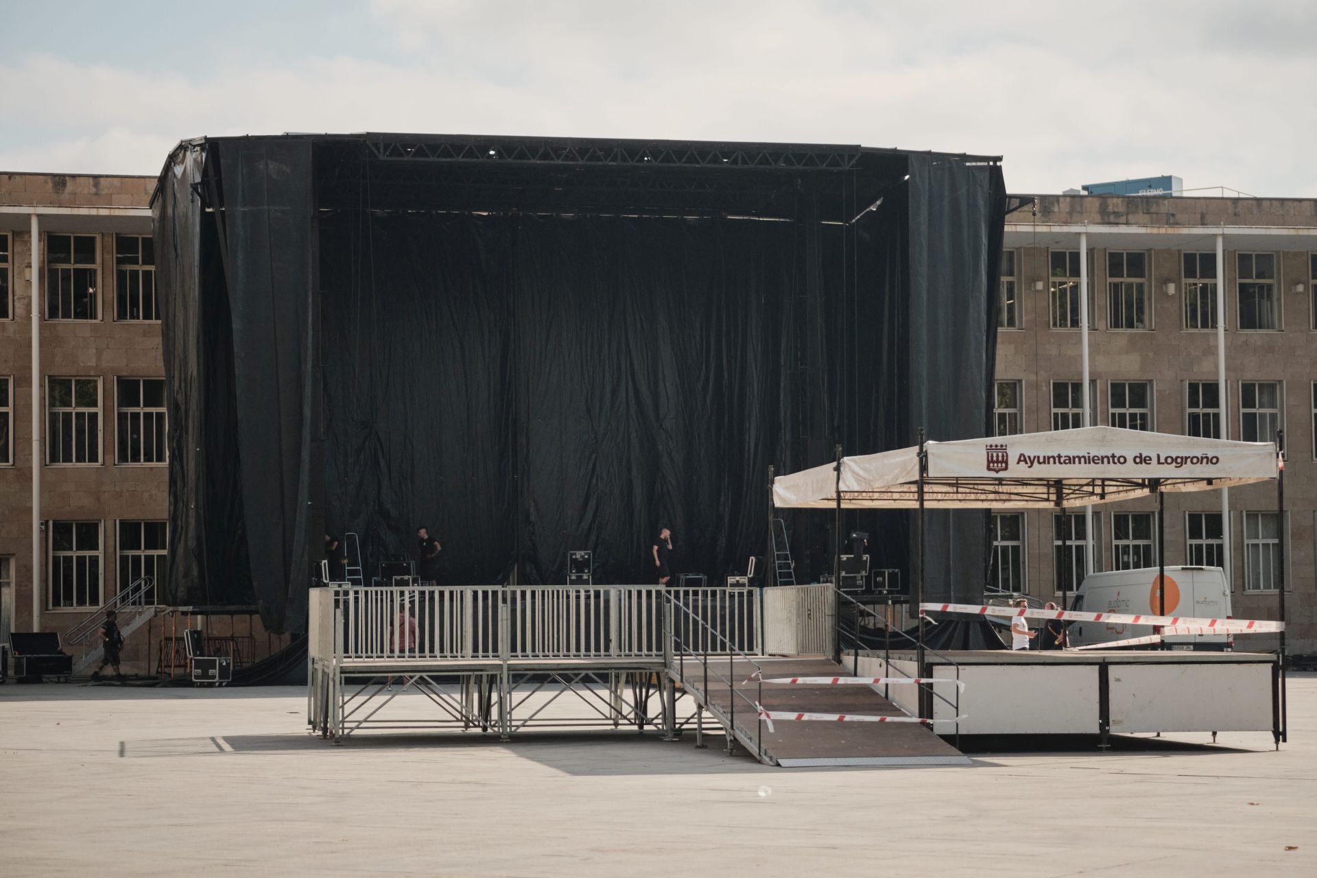 El «gran escenario» en cuestión, este viernes, en pleno montaje en la plaza del Ayuntamiento.