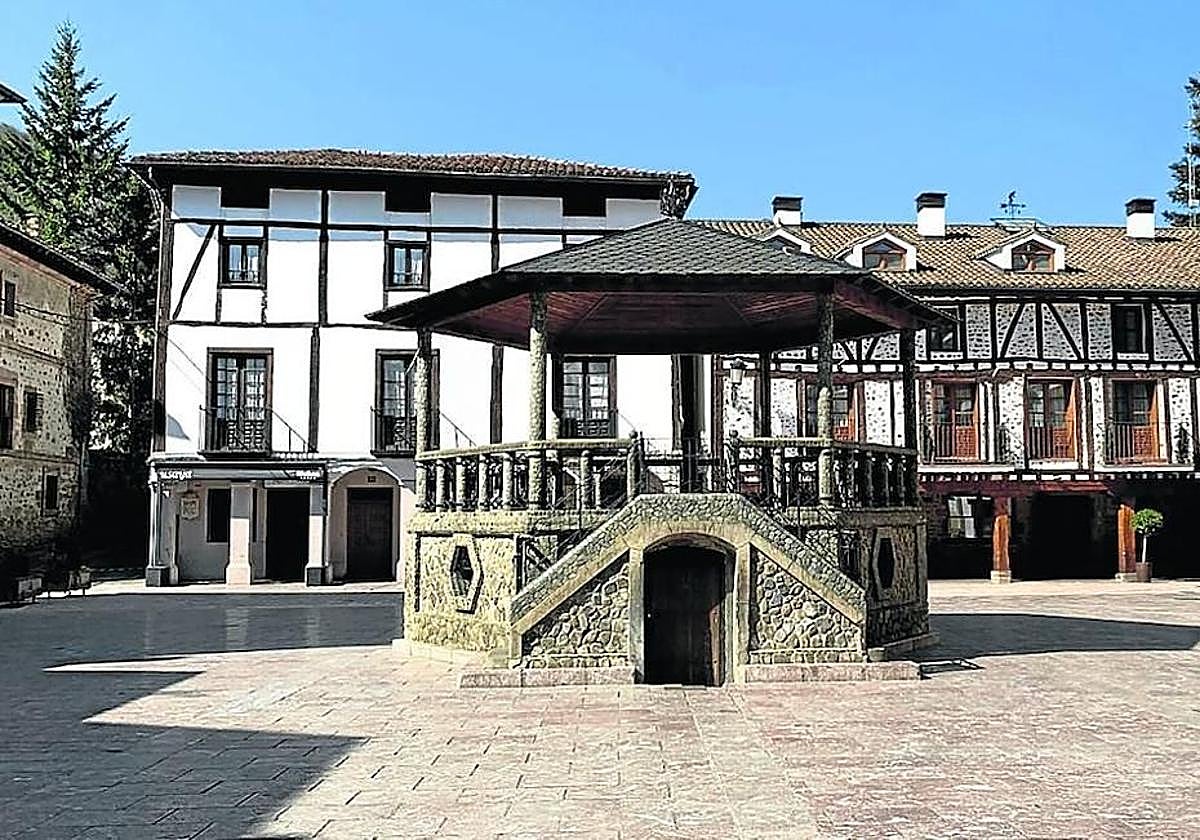 Plaza Conde de Torremúzquiz, en la turística villa de Ezcaray.