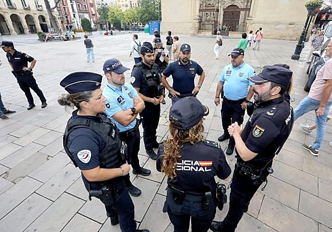 Los diferentes agentes hablan en la plaza del Mecado.